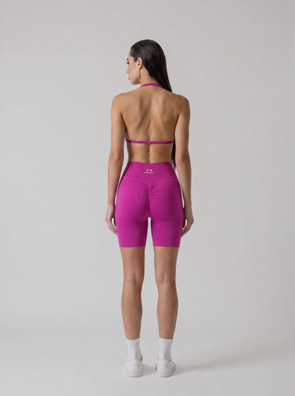 MIAMI VIBES SET fucsia, top halter y short de tiro alto, vista de espalda, espalda abierta y logo en el short