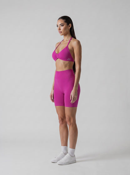MIAMI VIBES SET fucsia, top halter y short de tiro alto, vista de tres cuartos izquierda, logo en el top