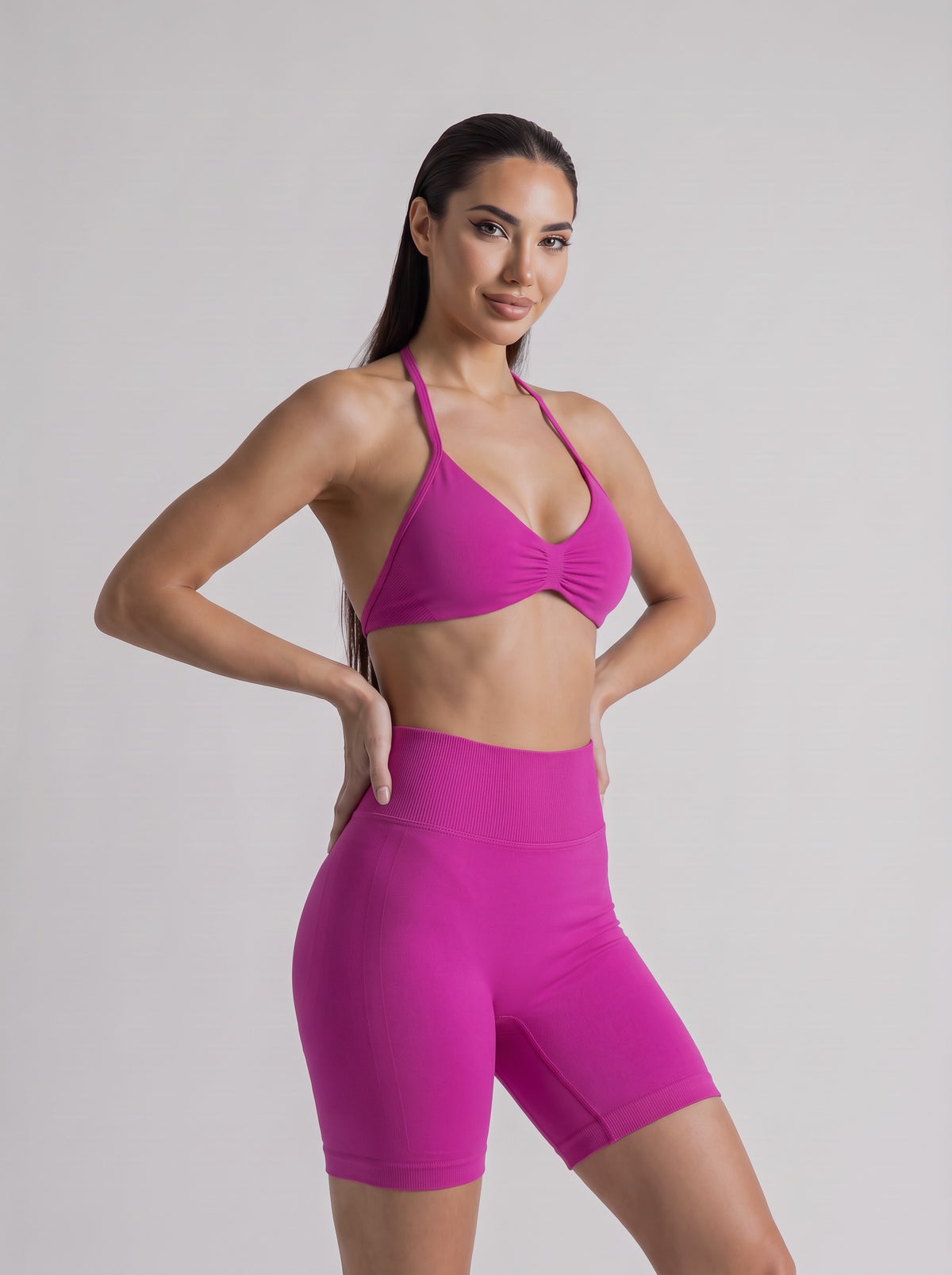 MIAMI VIBES SET fucsia, top halter y short de tiro alto, tres cuartos derecha, ambas manos en la cintura