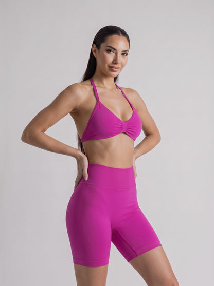 MIAMI VIBES SET fucsia, top halter y short de tiro alto, tres cuartos derecha, ambas manos en la cintura