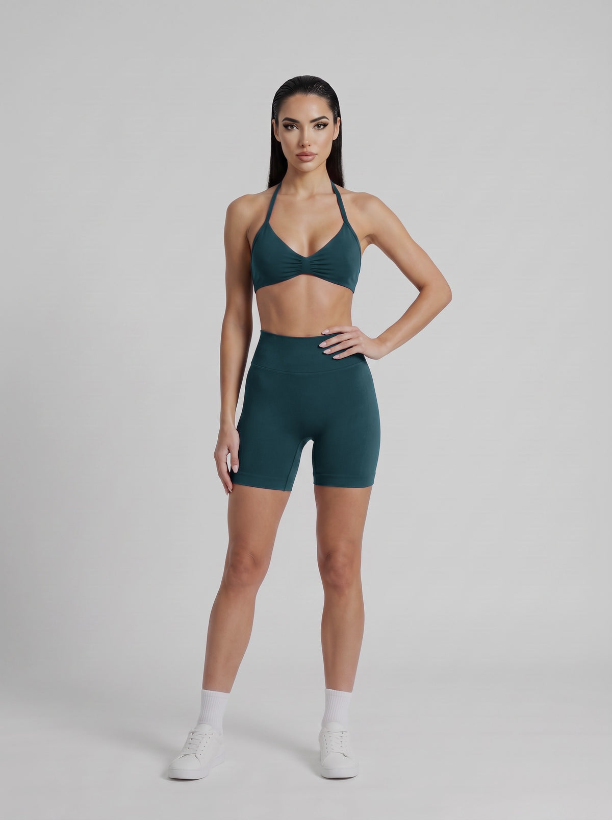 MIAMI VIBES SET verde esmeralda, top halter y short de tiro alto, de frente, una mano en la cintura