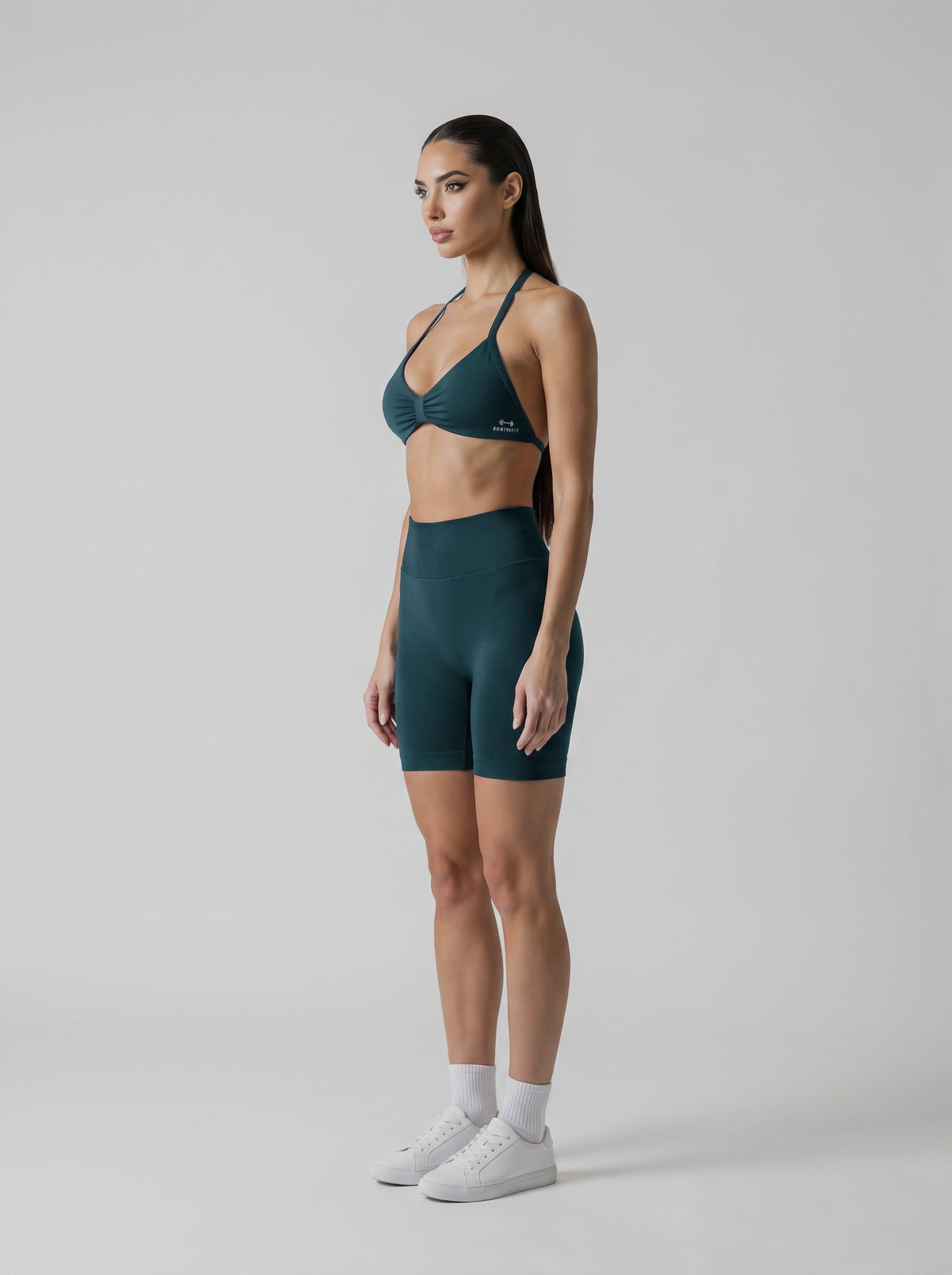 MIAMI VIBES SET verde esmeralda, top halter y short de tiro alto, vista de tres cuartos izquierda, logo en el top
