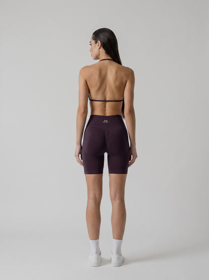 MIAMI VIBES SET espresso, top halter y short de tiro alto, vista de espalda, espalda abierta y logo en el short