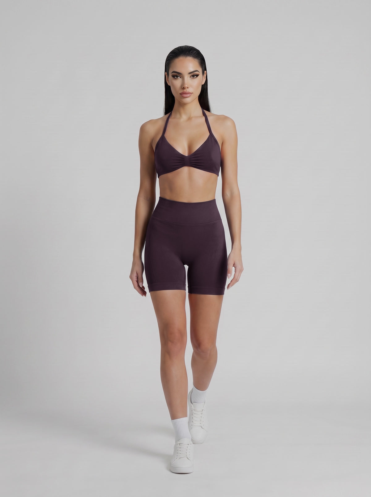 MIAMI VIBES SET espresso, top halter y short de tiro alto, de frente, caminando
