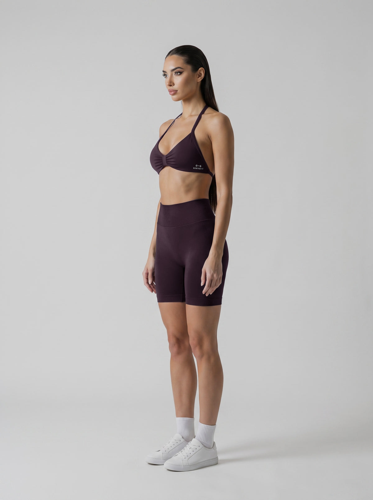 MIAMI VIBES SET espresso, top halter y short de tiro alto, vista de tres cuartos izquierda, logo en el top