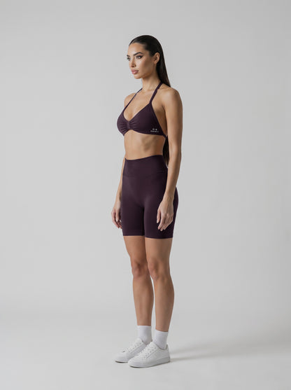 MIAMI VIBES SET espresso, top halter y short de tiro alto, vista de tres cuartos izquierda, logo en el top