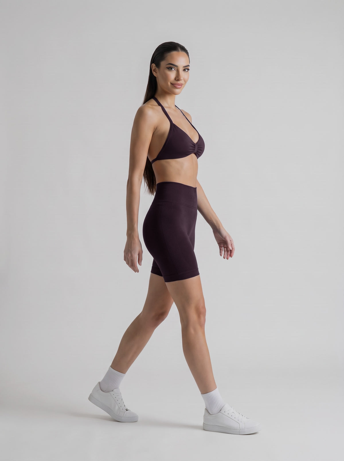 MIAMI VIBES SET espresso, top halter y short de tiro alto, tres cuartos derecha, caminando