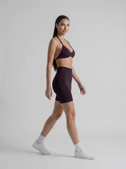 MIAMI VIBES SET espresso, top halter y short de tiro alto, tres cuartos derecha, caminando