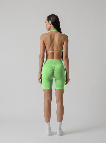 MIAMI VIBES SET verde neón, top halter y short de tiro alto, vista de espalda, espalda abierta y logo en el short