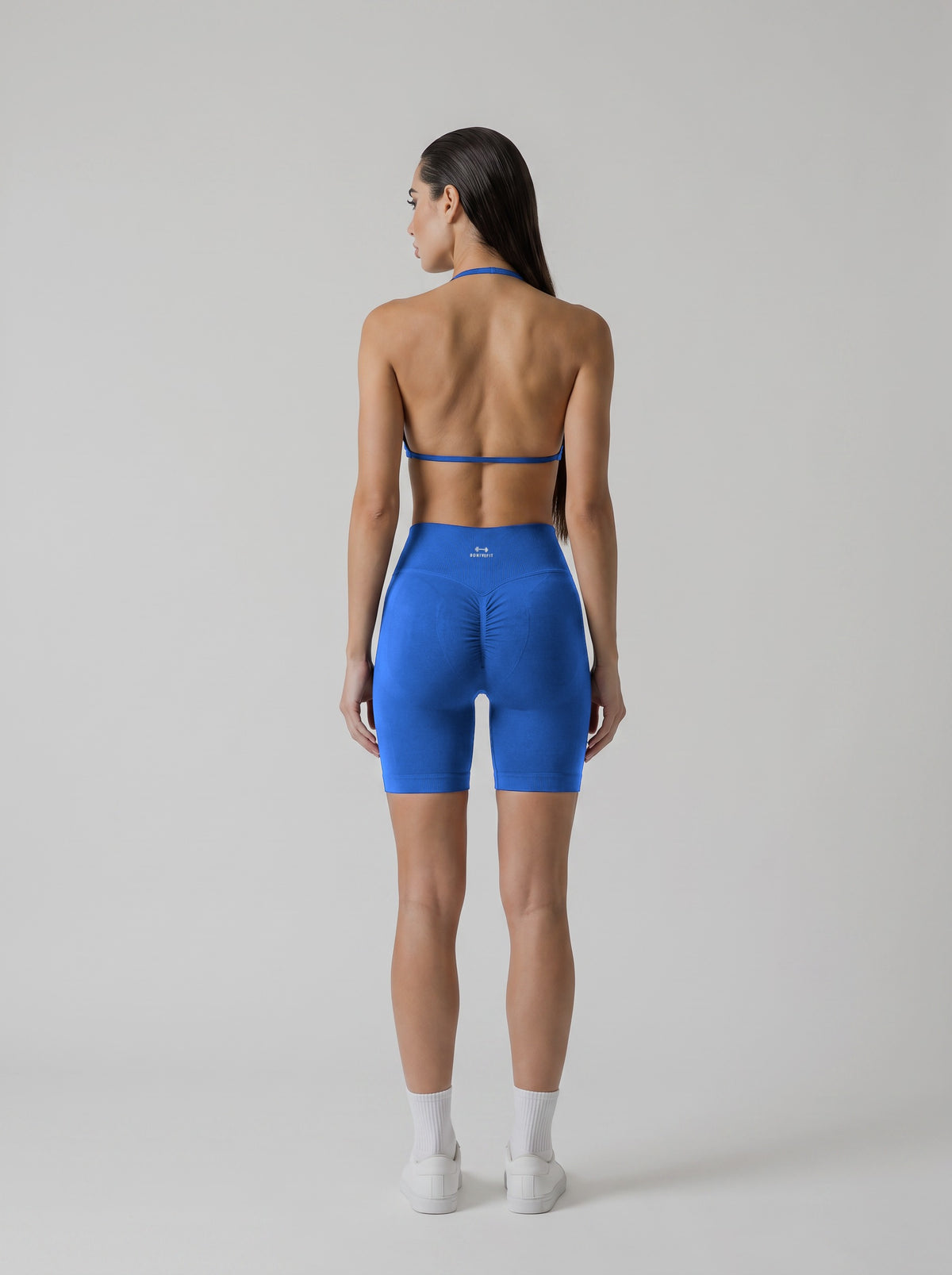 MIAMI VIBES SET azul real, top halter y short de tiro alto, vista de espalda, espalda abierta y logo en el short