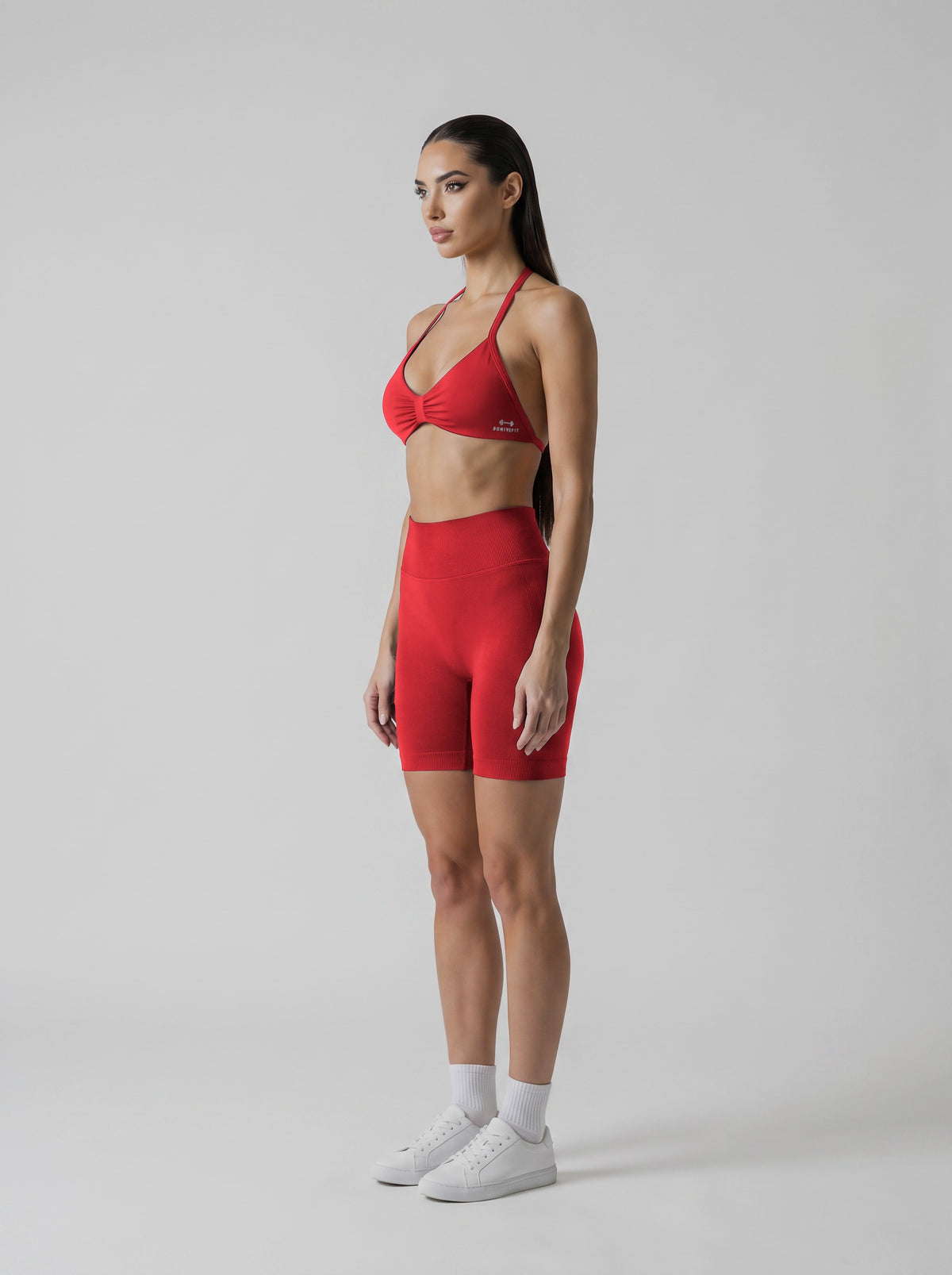 MIAMI VIBES SET rojo vibrante, top halter y short de tiro alto, vista de tres cuartos izquierda, logo en el top