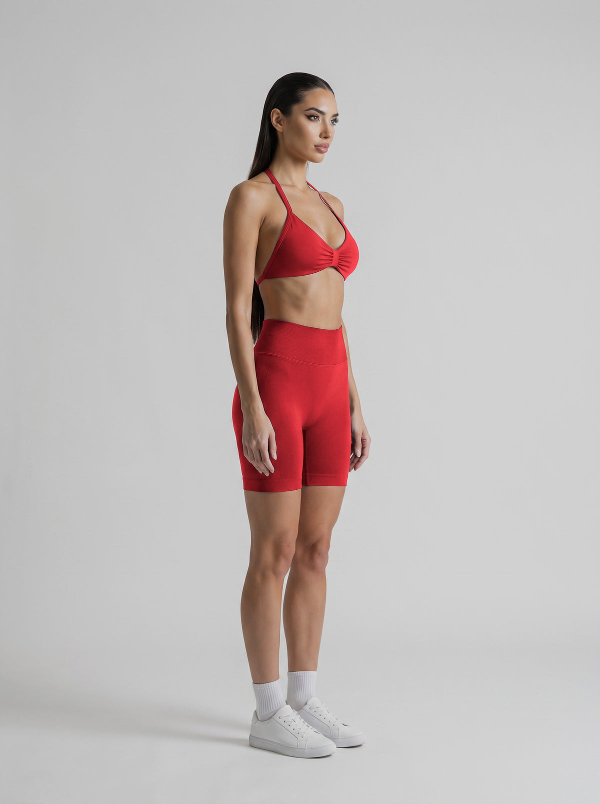 MIAMI VIBES SET rojo vibrante, top halter y short de tiro alto, tres cuartos derecha, de pie