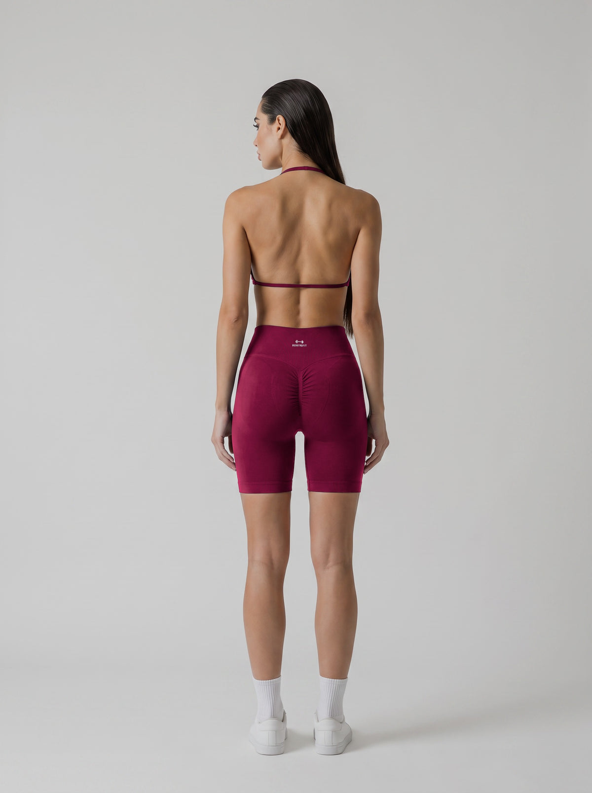 MIAMI VIBES SET Winter Berry, top halter y short de tiro alto, vista de espalda, espalda abierta y logo en el short