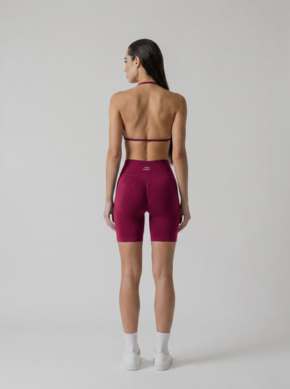 MIAMI VIBES SET Winter Berry, top halter y short de tiro alto, vista de espalda, espalda abierta y logo en el short
