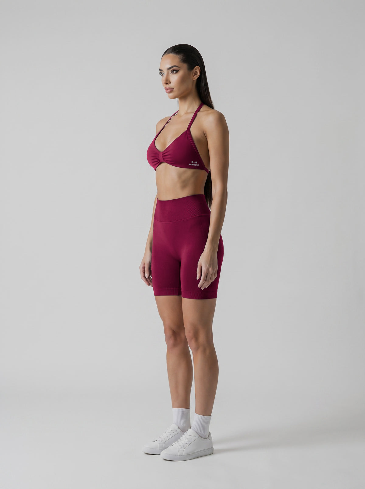 MIAMI VIBES SET Winter Berry, top halter y short de tiro alto, vista de tres cuartos izquierda, logo en el top