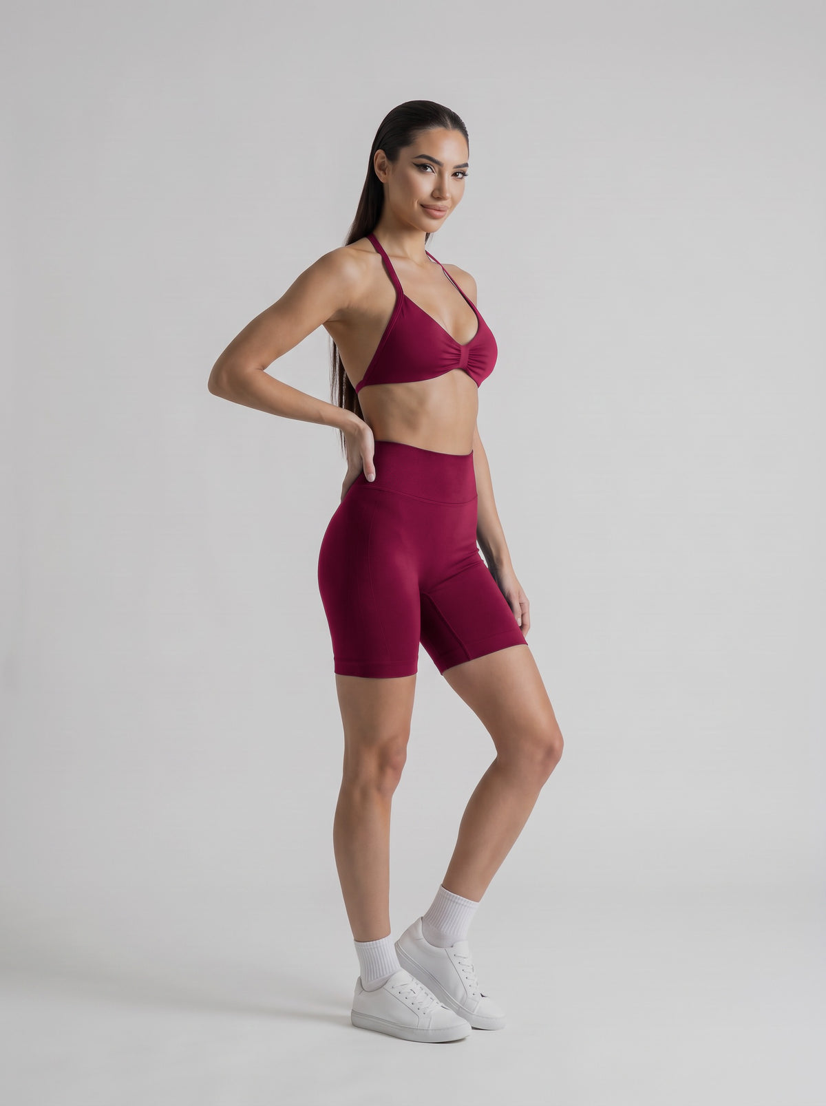 MIAMI VIBES SET Winter Berry, top halter y short de tiro alto, tres cuartos derecha, una mano en la cintura