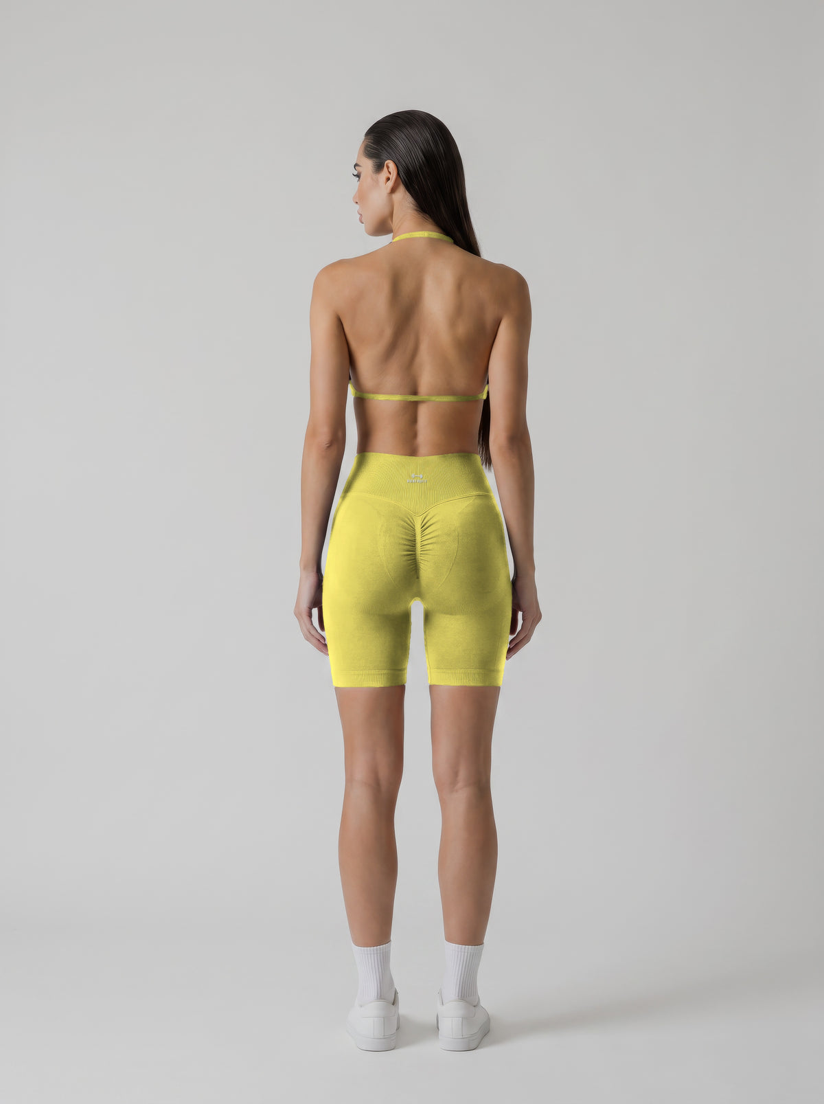 MIAMI VIBES SET amarillo, top halter y short de tiro alto, vista de espalda, espalda abierta y logo en el short