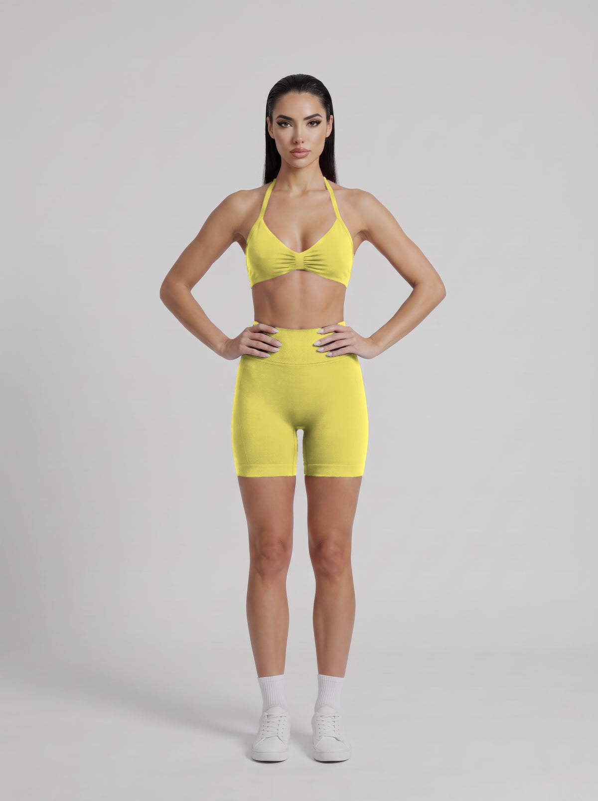 MIAMI VIBES SET amarillo, top halter y short de tiro alto, de frente, ambas manos en la cintura