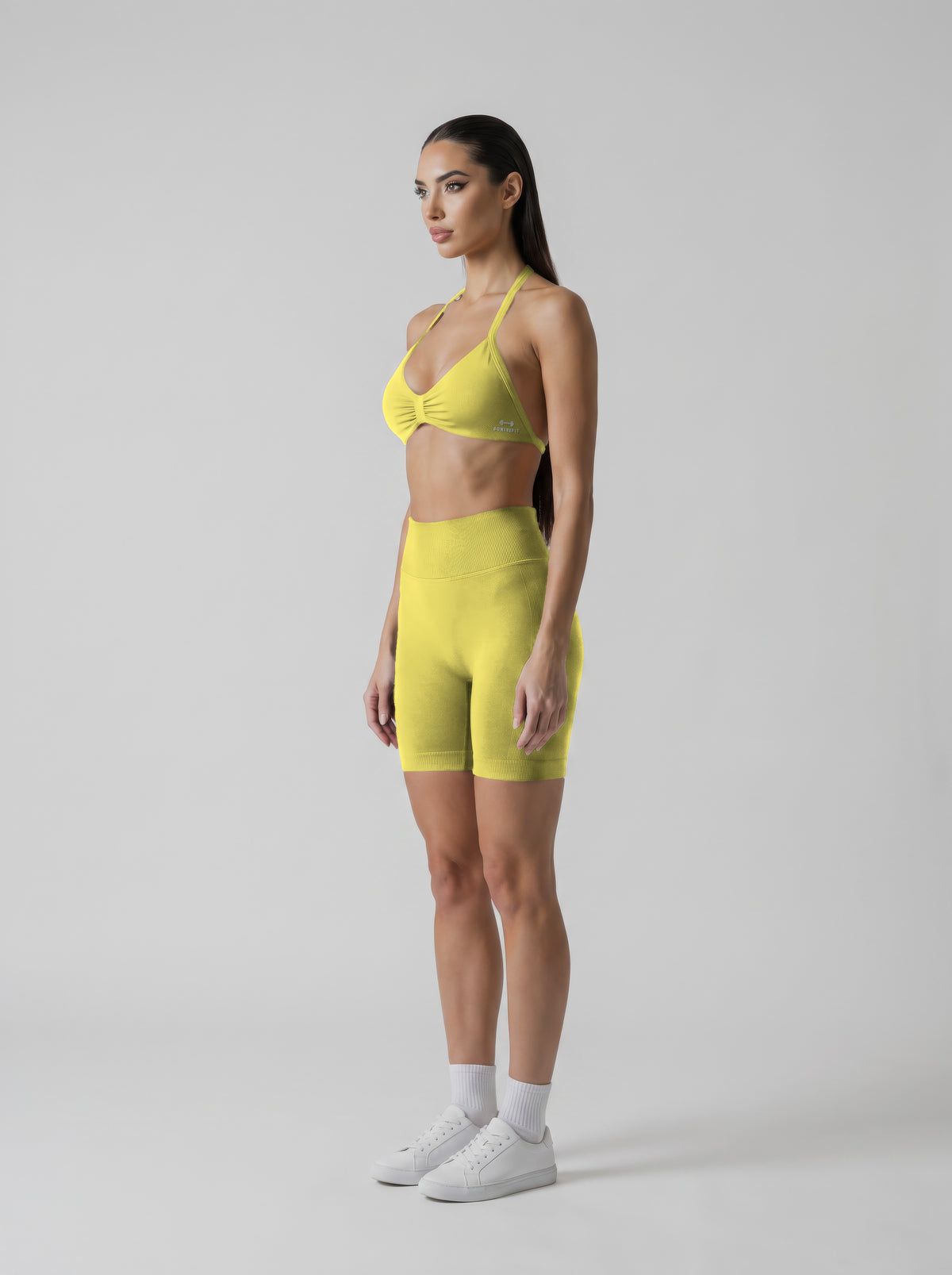 MIAMI VIBES SET amarillo, top halter y short de tiro alto, vista de tres cuartos izquierda, logo en el top