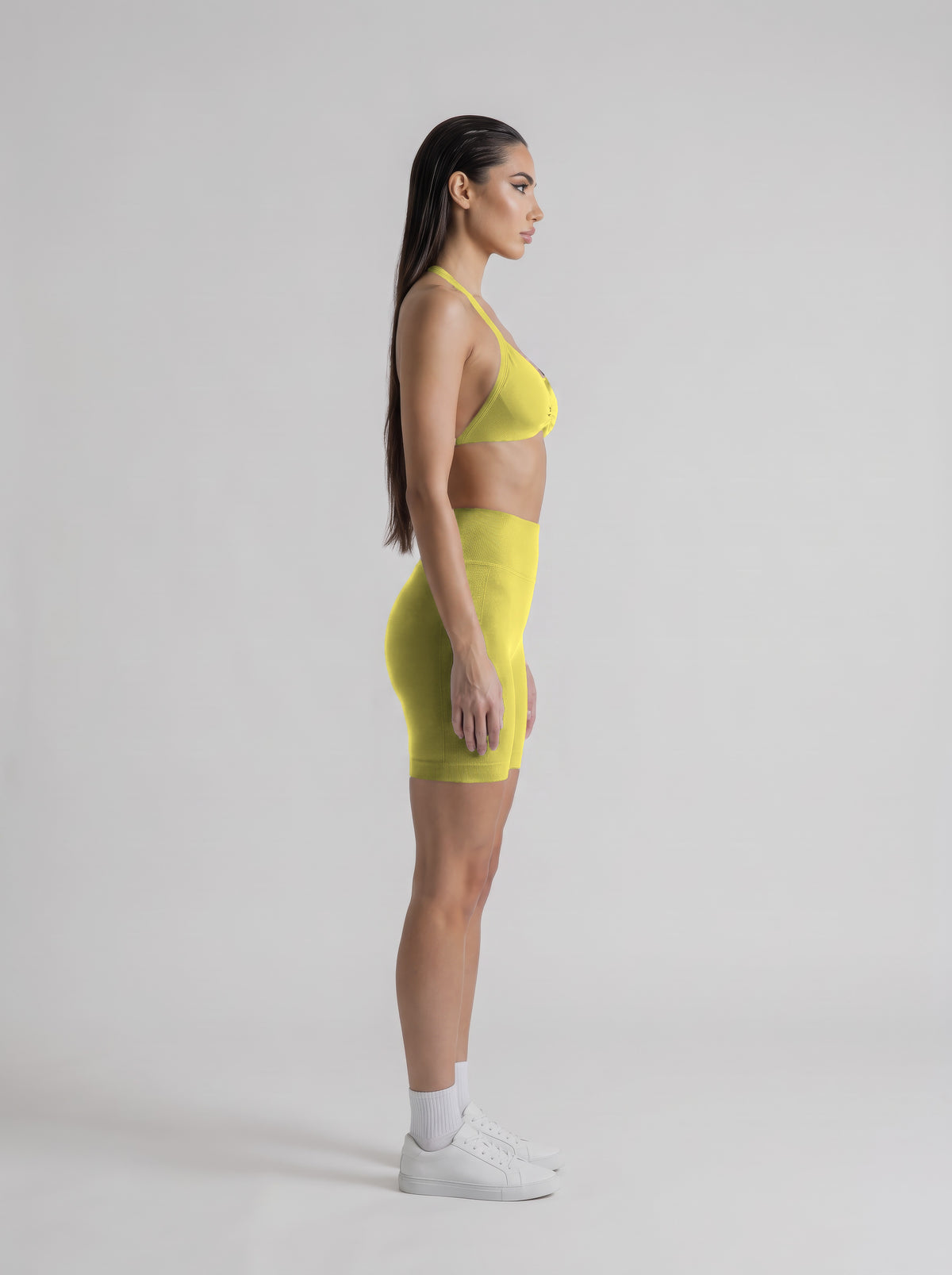 MIAMI VIBES SET amarillo, top halter y short de tiro alto, de perfil, de pie