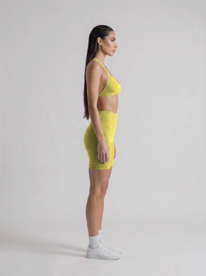 MIAMI VIBES SET amarillo, top halter y short de tiro alto, de perfil, de pie